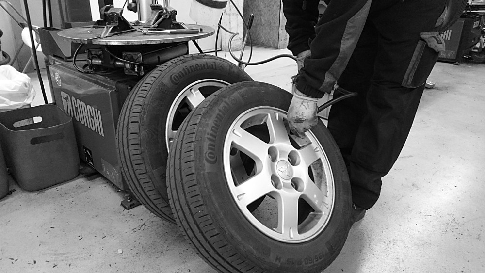 Checking the tyres – Sony Xperia Z3 compact smartphone. Developed with Gimp